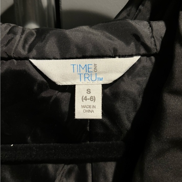 NWT black jacket with hood. Size small 4-6 - Picture 3 of 4